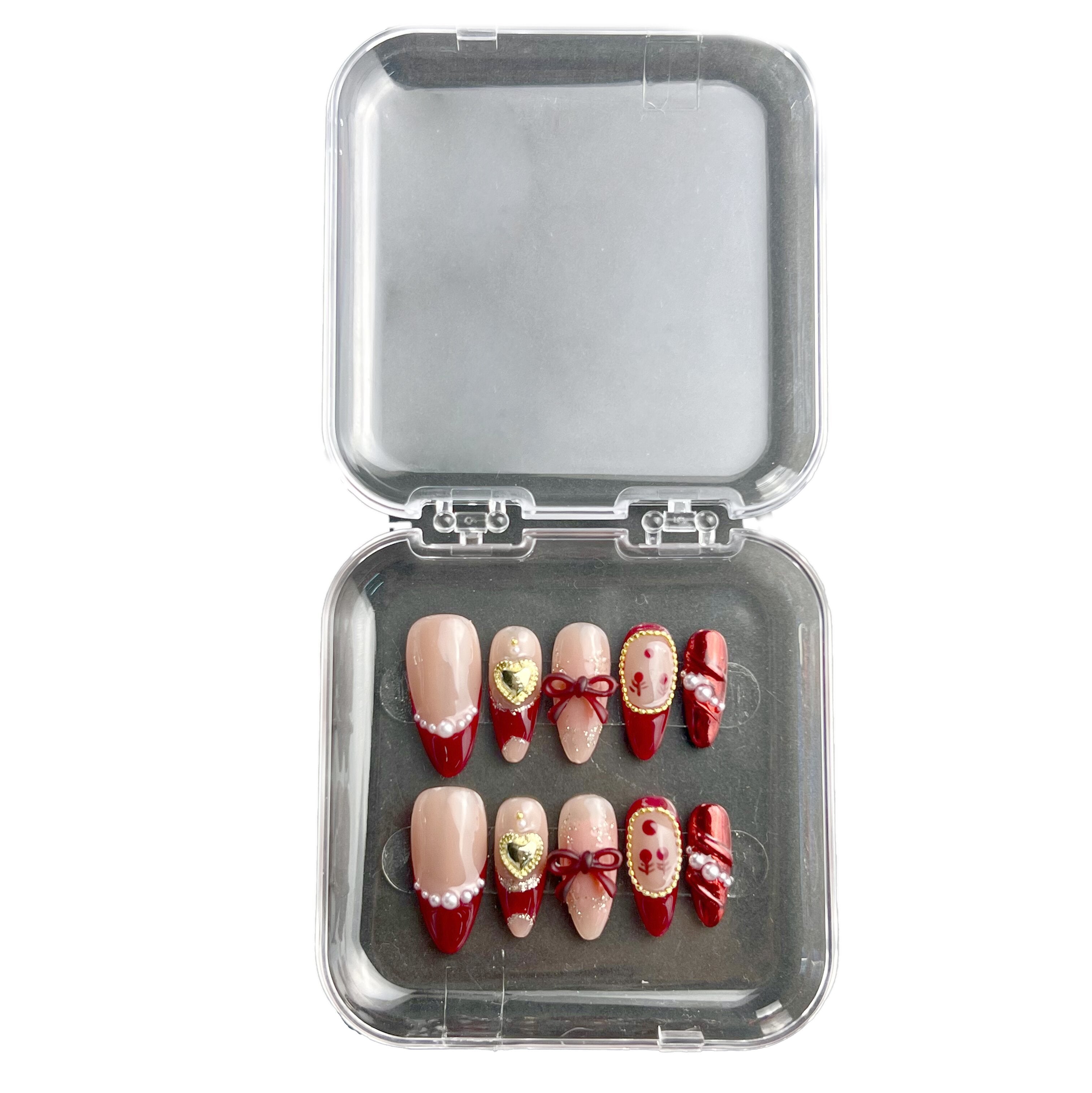 NAILOVE Red French-style pearls with bow decorations adorn the Christmas manicure.