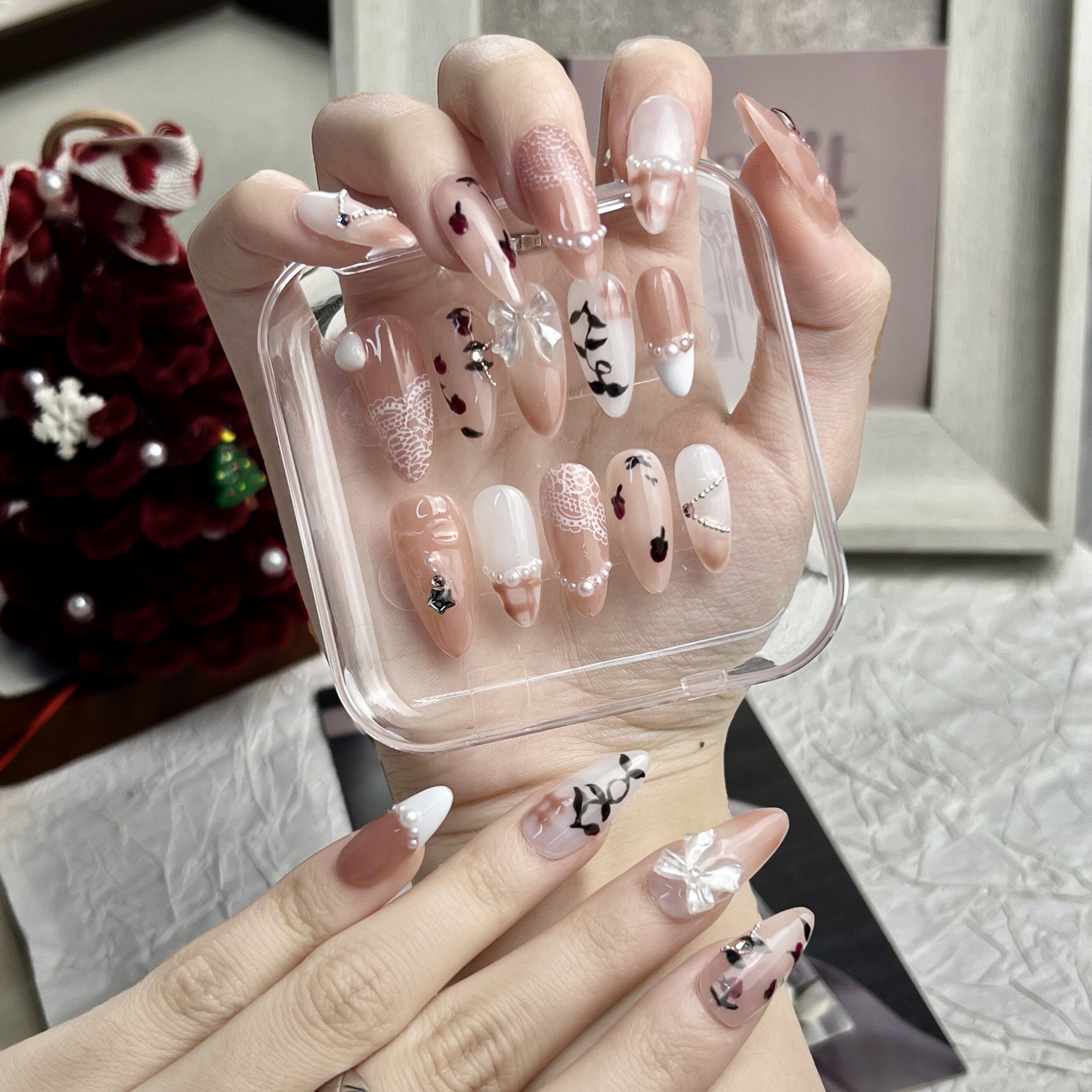 NAILOVE  Bare color lace-edged nude French-style Christmas tree strawberry manicure