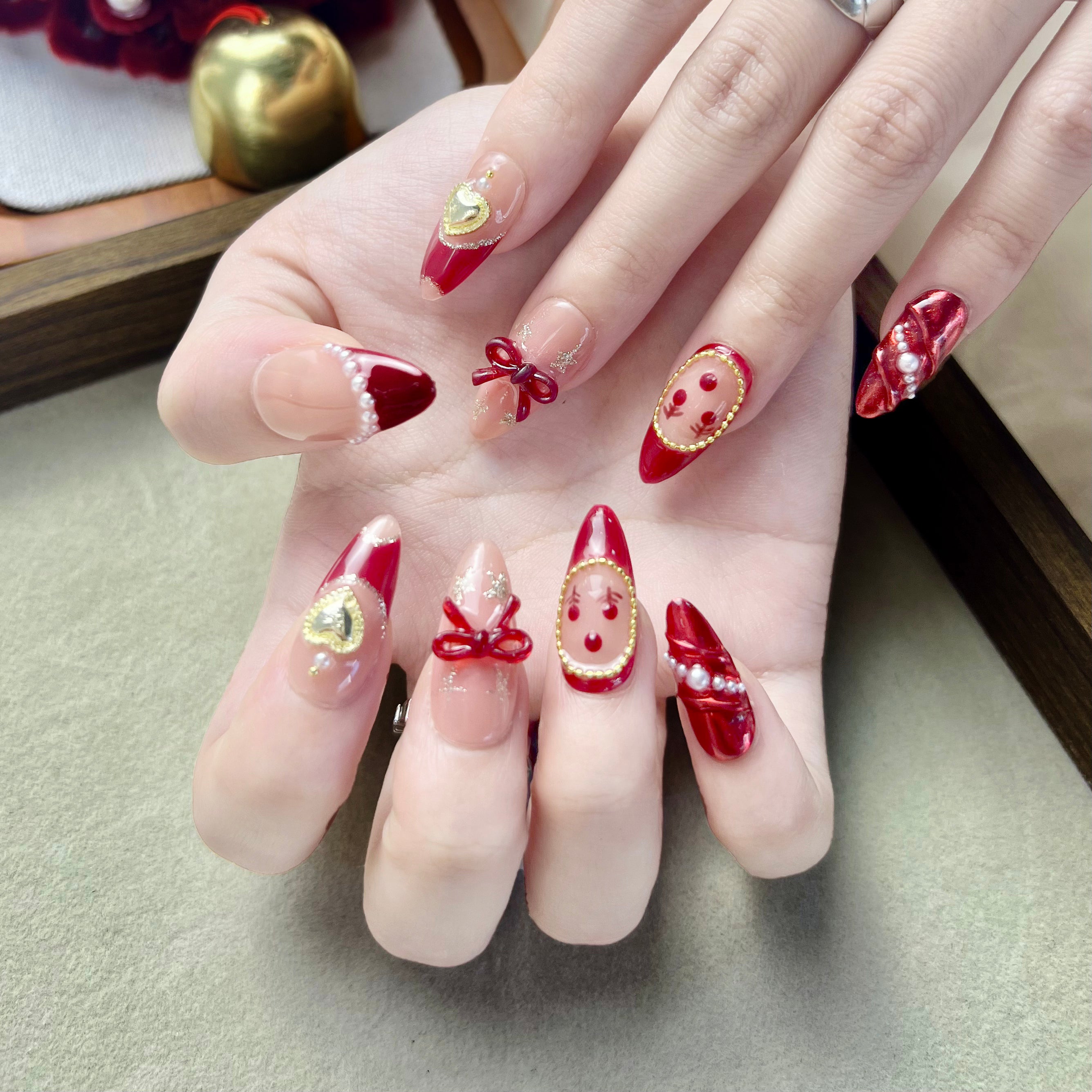 NAILOVE Red French-style pearls with bow decorations adorn the Christmas manicure.