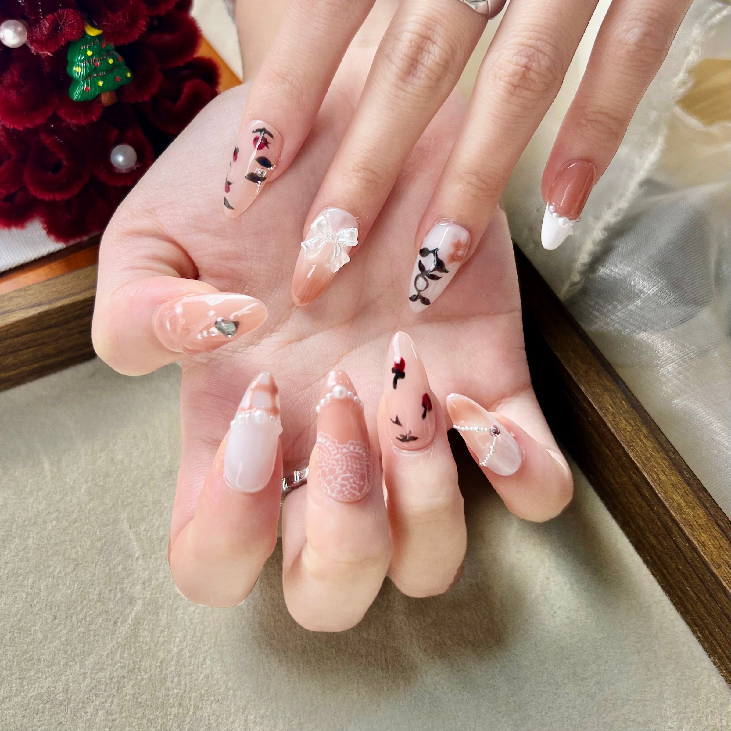 NAILOVE  Bare color lace-edged nude French-style Christmas tree strawberry manicure